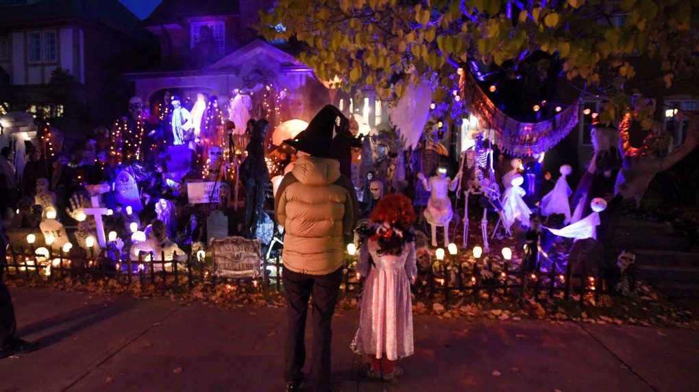 Children trick-or-treat in Ottawa on Halloween, Monday, Oct. 31, 2016. THE CANADIAN PRESS/Justin Tang