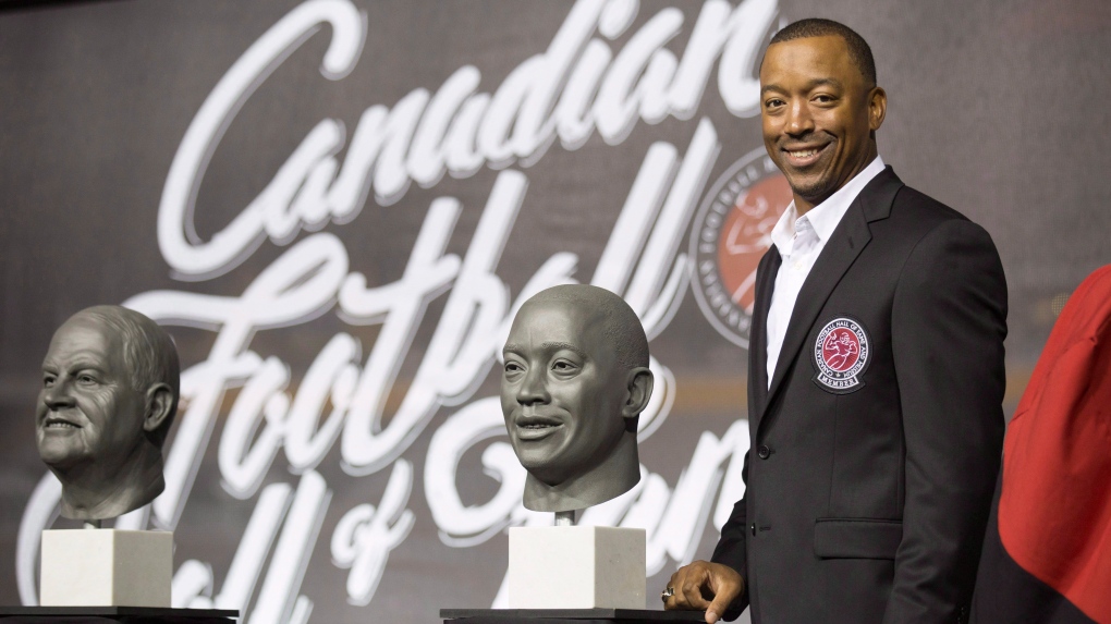 2017 Hall of Fame Inductee Geroy Simon with his bust after his induction into the CFL Hall of Fame at a ceremony held in Hamilton, Ont., on Thursday, September 14, 2017. THE CANADIAN PRESS/Peter Power 