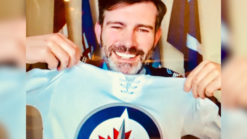 Iveson in a Winnipeg Jets jersey after losing a bet. (Source: Twitter/@Mayor_Bowman)