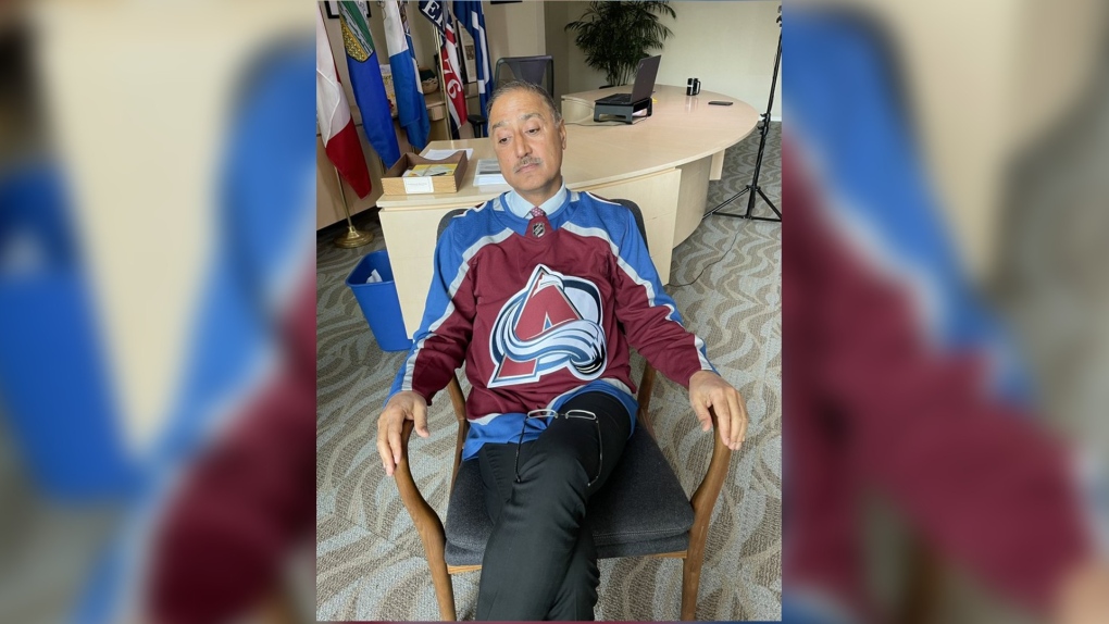 Edmonton Mayor Amarjeet Sohi wears an Avalanche jersey after the Oilers were eliminated from the Western Conference Finals. (Source: Twitter)