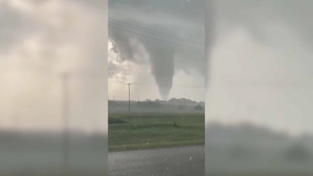 A severe storm prompted emergency alerts and tornado warnings on Sunday, July 31, 2022, including for this funnel cloud near the community of Coronation, Alta. (Source: Verna How Koturbash).