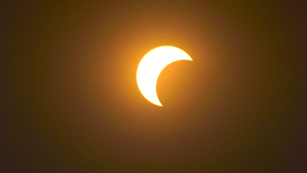 L’eclissi solare attira folle al Telus World of Science Edmonton