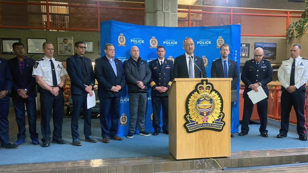 Warga Kanada memberikan penghormatan kepada petugas polisi Edmonton yang tewas saat bertugas