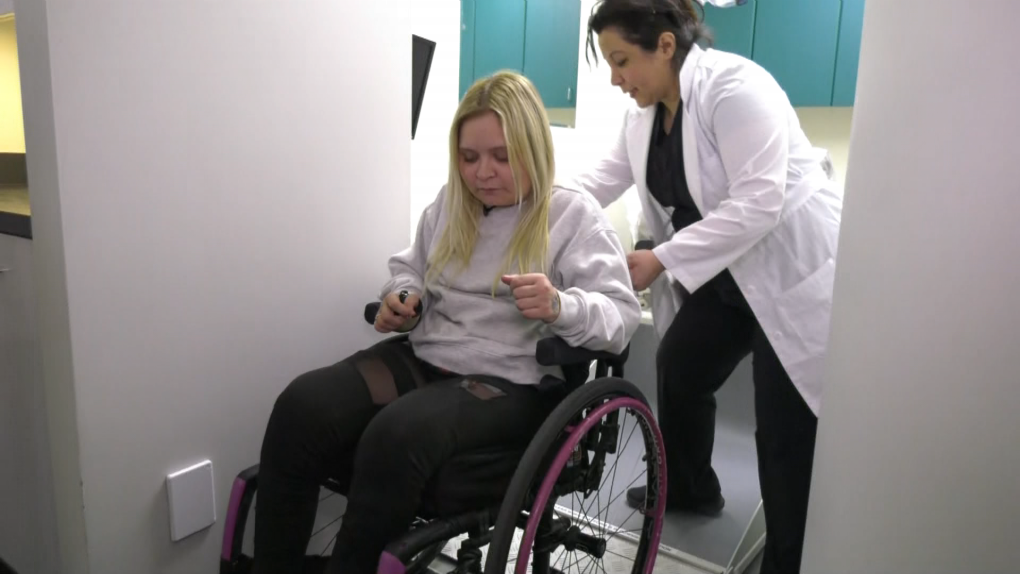 Lift untuk pasien gigi dengan kursi roda datang ke Alberta