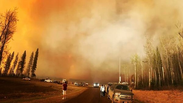 Fox Lake, Alberta, dievakuasi karena kebakaran