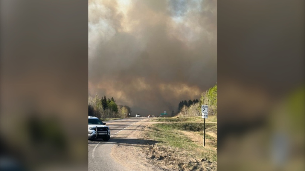 Smoke from a large grass fire burning in Strathcona County can be see from Highway 21 near Greenwood Estates. (Source: Cody Kitt)
